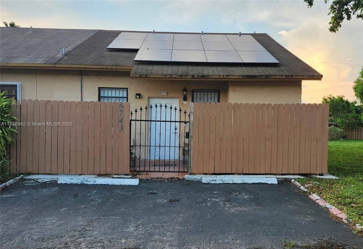 Foto principal - 6743 NW 192nd Ln