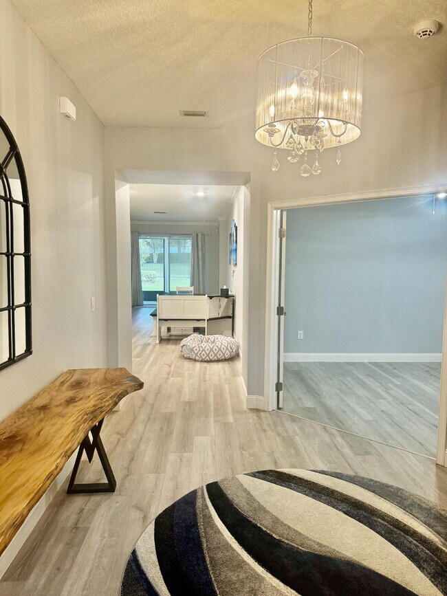 Foto del edificio - "Charming 2-Bedroom Brooksville Retreat with Stylish Granite Touches – 1983 Sq. Ft. of Comfort!" ...