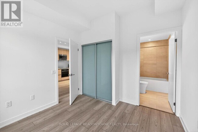 Photo du bâtiment - 120 Broadway Ave