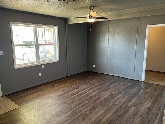 Building Photo - 505 N Beaumont St