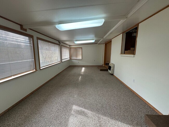 Building Photo - 3 bed 2 bath in Springfield