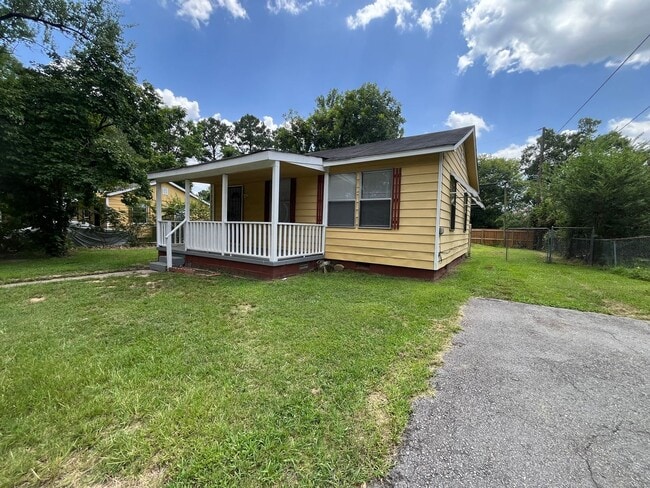 Building Photo - 2 Bedroom 1 bathroom -Central air and Heat