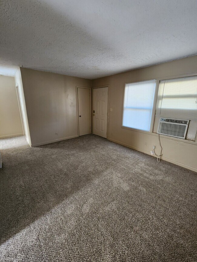 2 br, 1 bath Duplex 1912 S Hiram St Townhome Rentals in Wichita KS