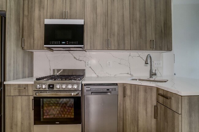 Building Photo - 301 Madison St