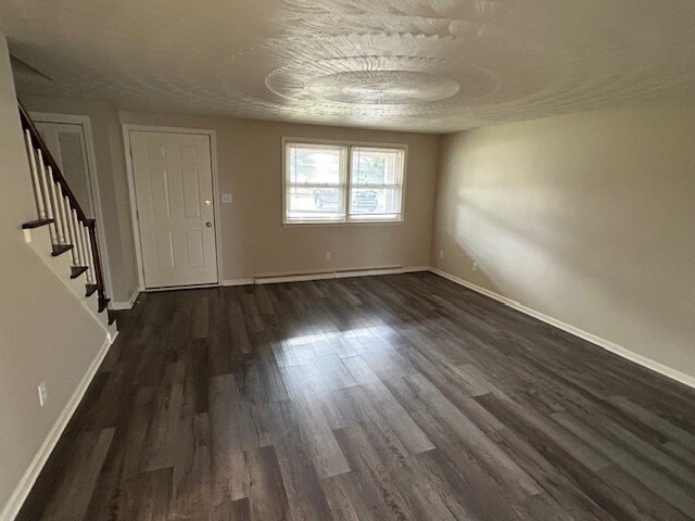 Sala de estar/Puerta de entrada - 879 Camelia St NW