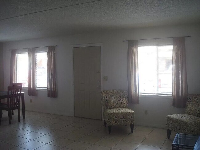 Frente del apartamento - 415 N Halifax Ave