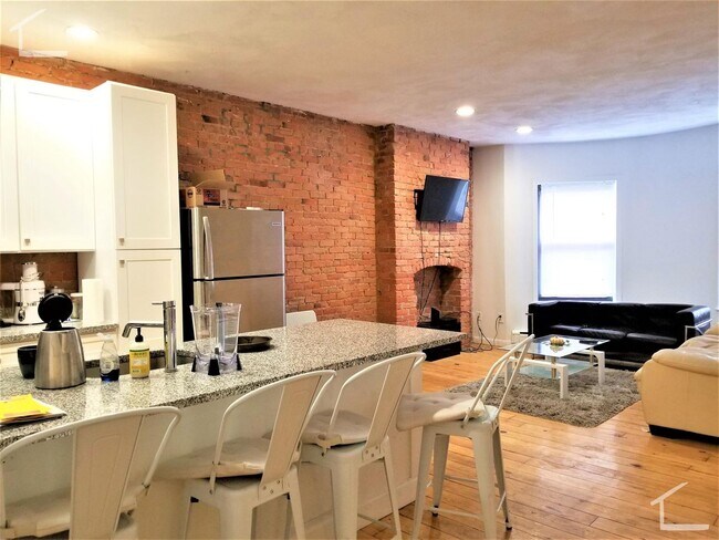 Foto del edificio - 9/1/26 No Fee! Renovated 4BR near Northeastern, heat/hot water inc!