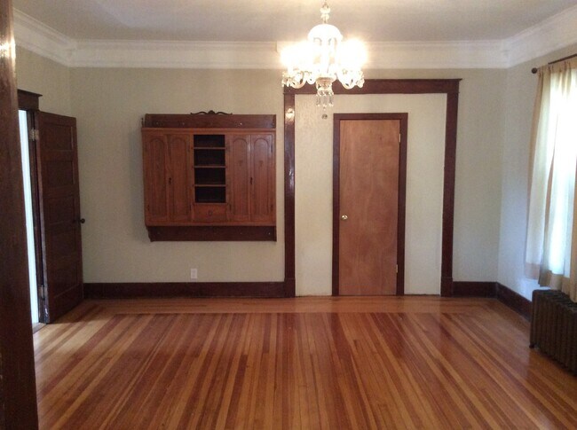 Building Photo - LARGE 4 BEDROOM 2 BATHROOM HOUSE