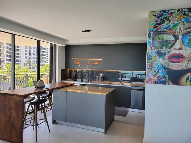 Building Photo - 540 Brickell Key Dr