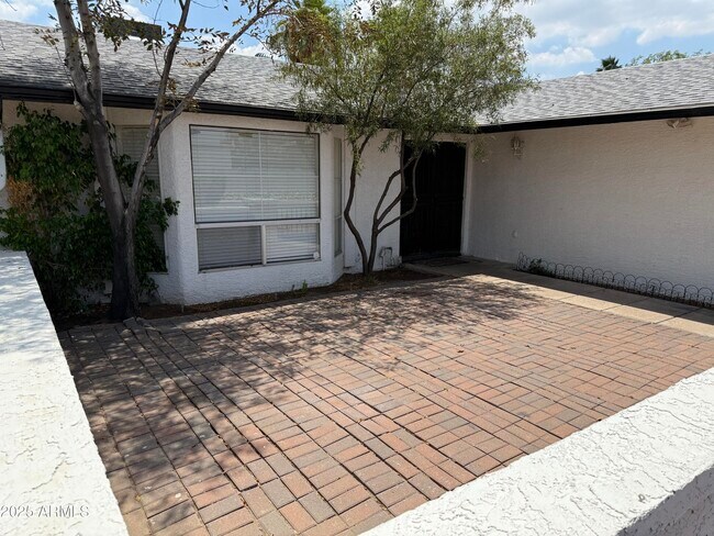 Building Photo - 1019 E Rowlands Ln