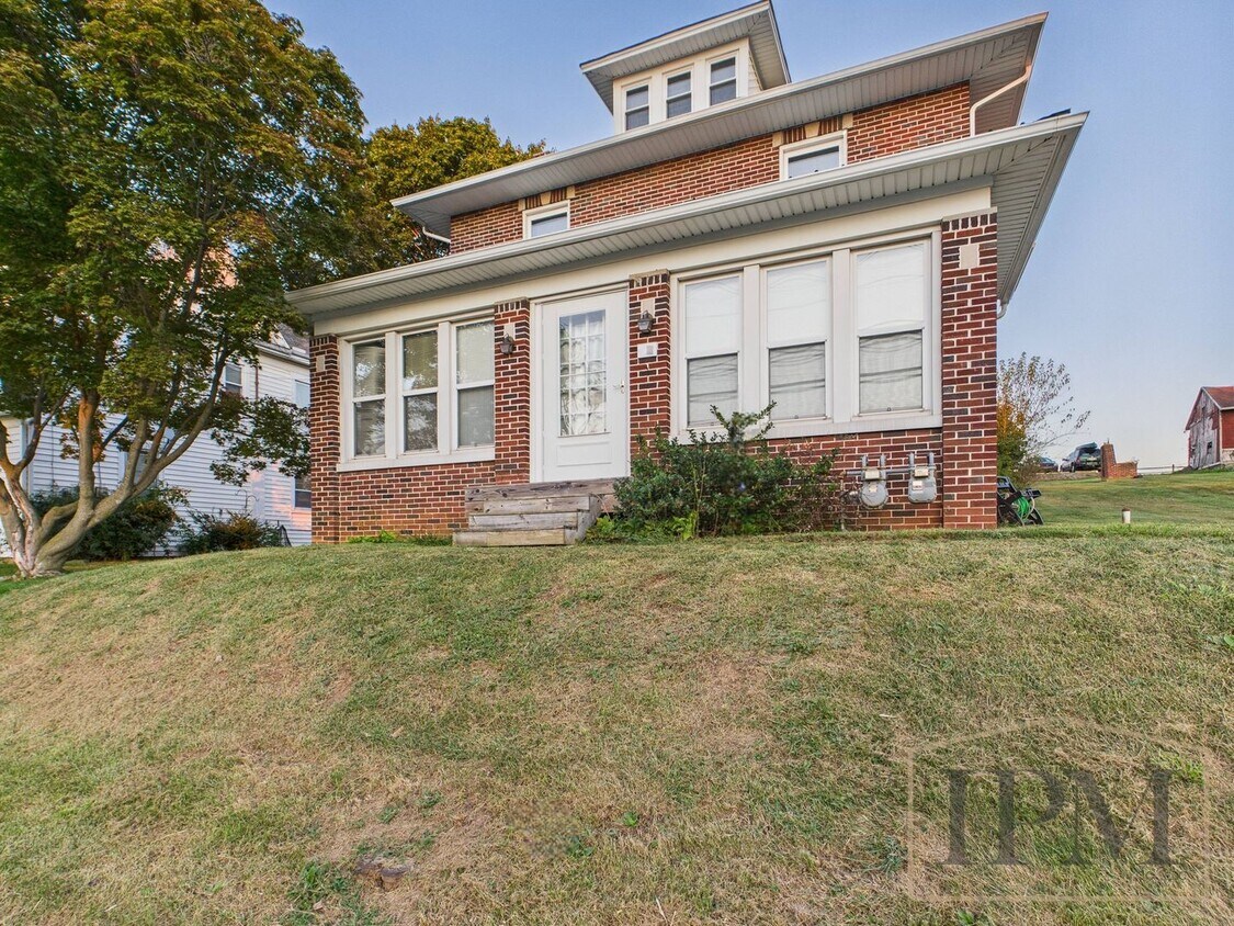 Foto principal - Available Now! Charming 2 Bedroom, 1 Bath ...
