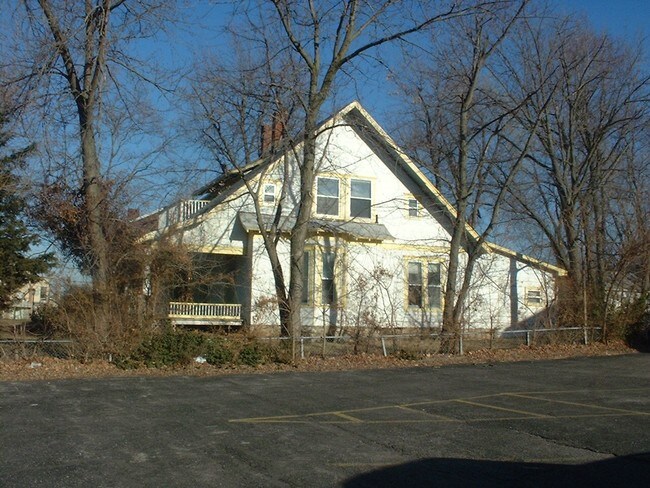 Building Photo - 204 SE 4th St