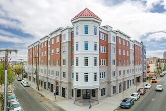 Building Photo - 558 Market St