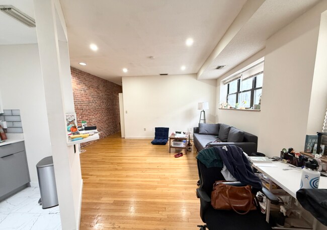 Building Photo - 95 Gainsborough St
