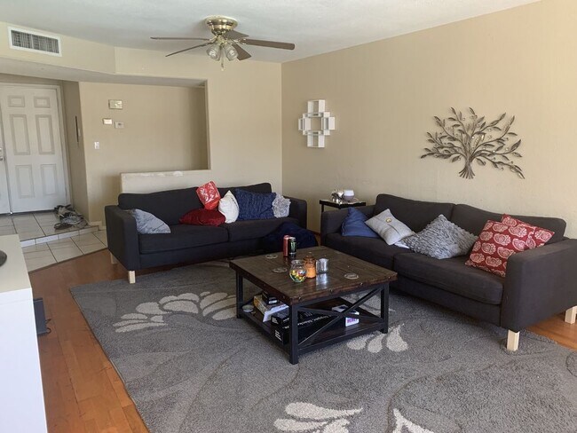Foto del edificio - 2543 E Huntington Dr