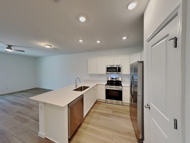 Building Photo - 610 Holly Lks Dr