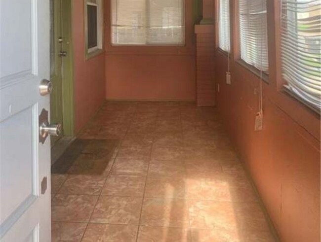 Foto del edificio - 2744 Dreux Ave