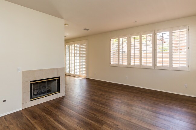 Building Photo - 16 Carnation