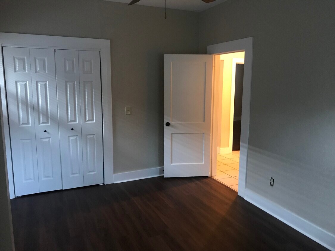 Bonus Room with Laundry - 512 NW 31st St