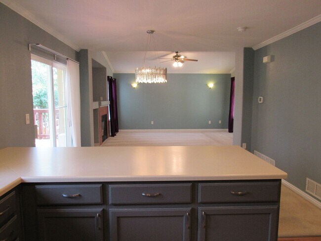Foto del edificio - Bright and well maintained 4 bed, 3 bath h...