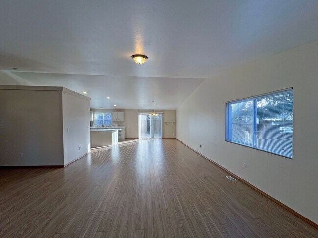 Foto del edificio - Exceptional 2200 sq ft Three Bedroom 2 Bath Rambler in Fed Way - with A/C