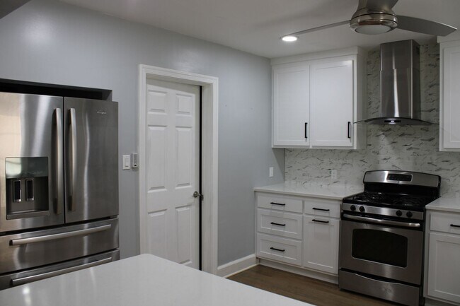 Foto del edificio - 1404 Woodside Dr W