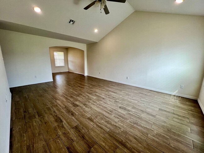 Building Photo - 3B/2.5B Spacious Townhome with Fenced Back...