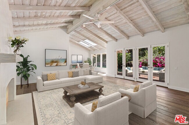 Foto del edificio - 3933 Mandeville Canyon Rd