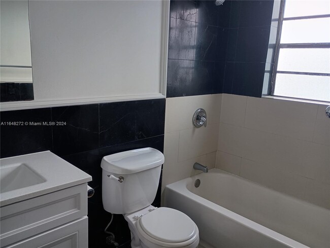 Building Photo - 9460 Fontainebleau Blvd