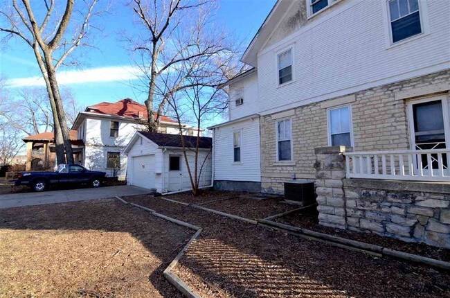 Building Photo - 418 N 5th St