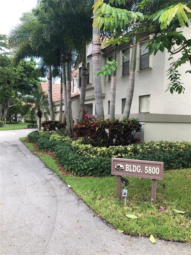 Foto principal - 5800 Coach House Cir