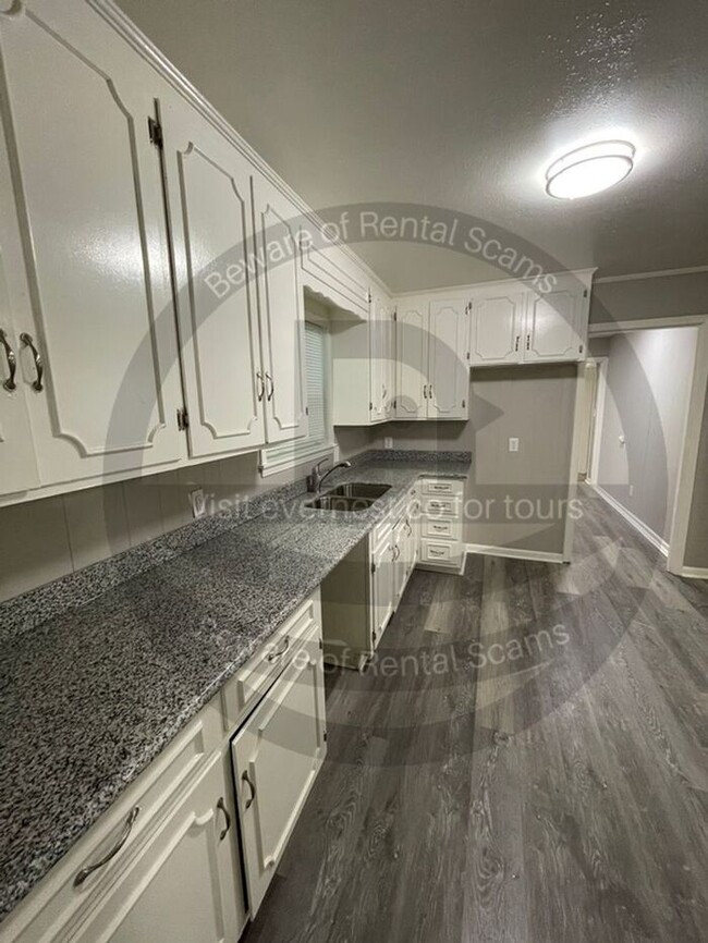 Building Photo - 3 BED & 2 BATH / PET-FRIENDLY / SECTION 8 ...