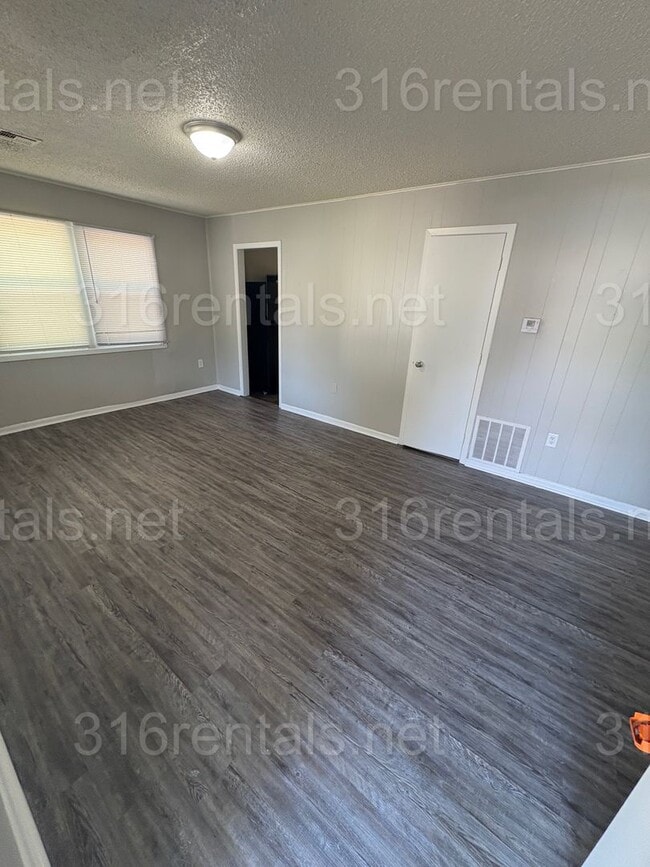 Building Photo - $950 - 3 bedroom / 1 bathroom - Single Fam...