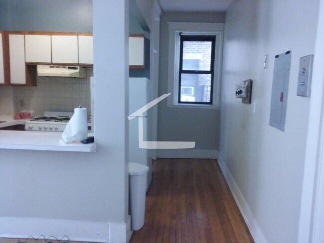 Building Photo - Spacious 1-bed in Allston with Heat/HW Incl