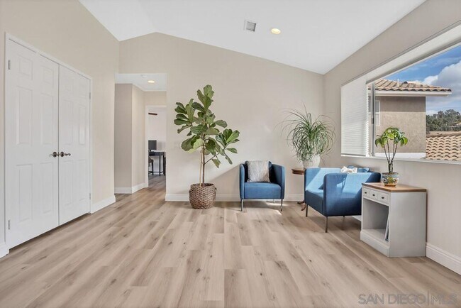 Foto del edificio - Charming 3 bed and 2 bath, top-floor townh...