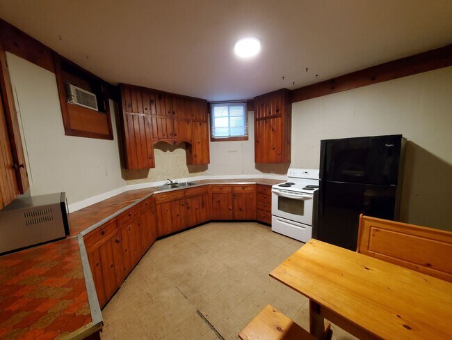 Foto del edificio - Large 1 bedroom remodeled apartment, washer/dryer hookups