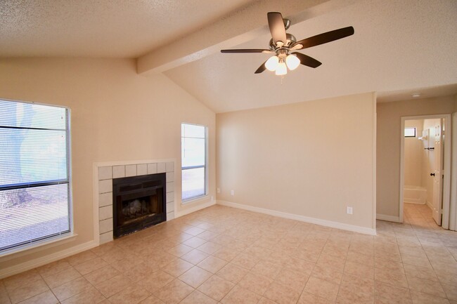 Building Photo - 2 Weeks FREE RENT!!! Charming 3 Bedroom, 2...