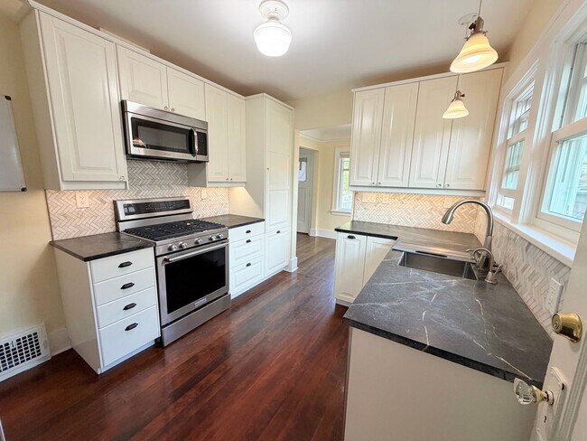 Building Photo - Charming Craftsman in Phinney Ridge - AVAILABLE NOW!