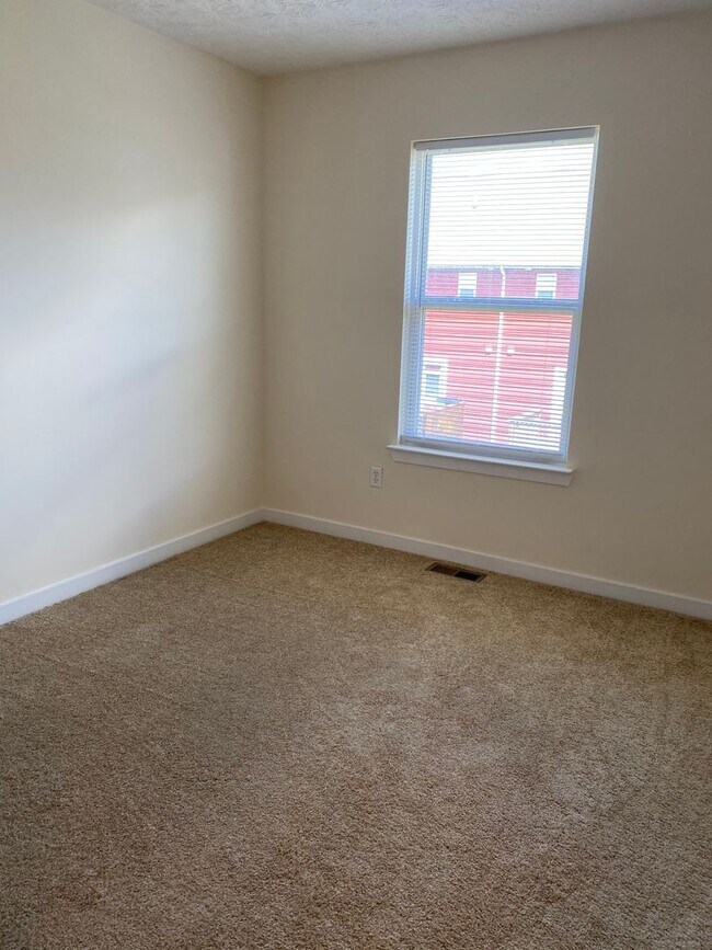 Building Photo - 3 Bedroom, 3.5 Bath Townhouse with Full Fi...