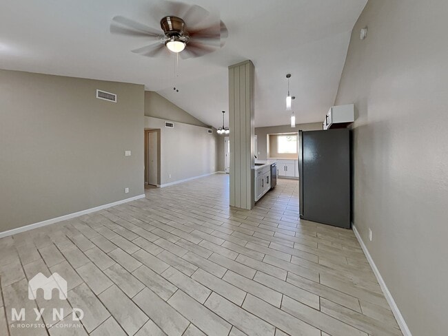 Building Photo - 830 W Mohawk Ln