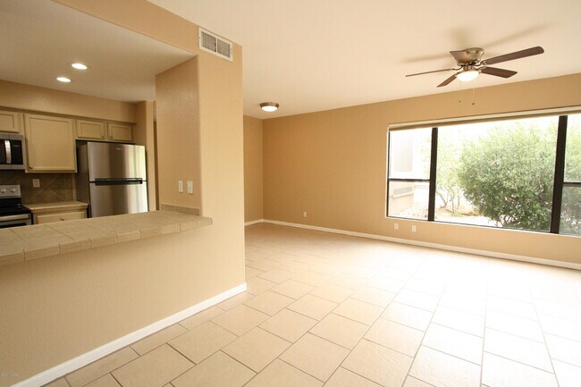 Foto del edificio - 6655 N Canyon Crest Dr