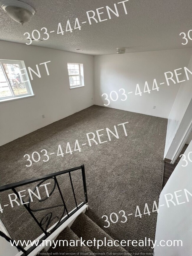 Building Photo - 3 Bedroom 2 Bath Bi-Level Home!