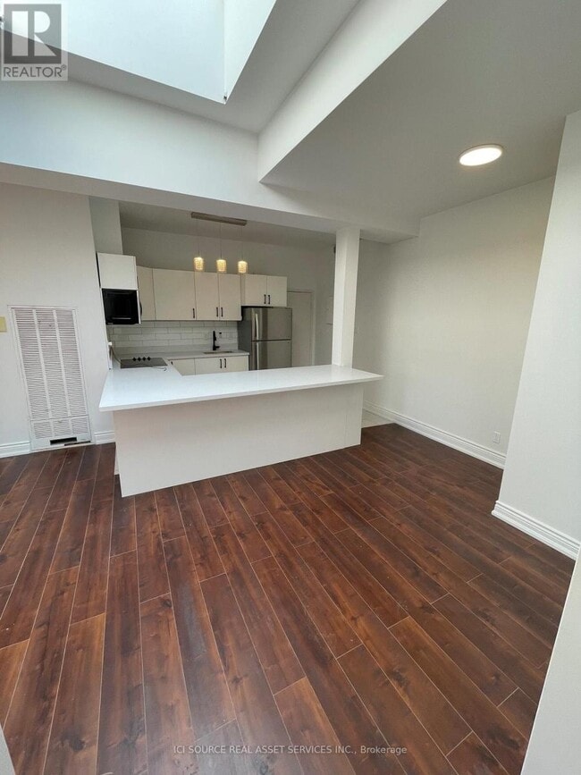 Building Photo - 754 Queen St E