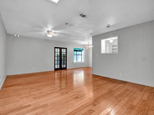 Foto del edificio - 7011 Whispering Oaks Dr
