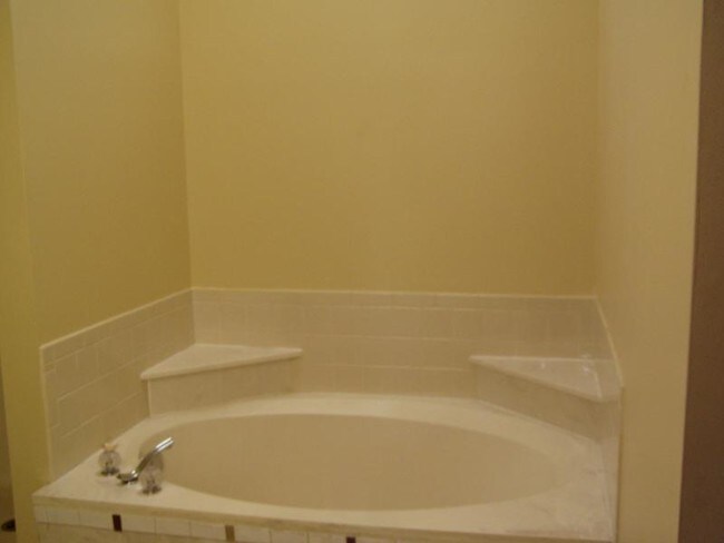 Building Photo - 5066 Laurel Glen Ct SE
