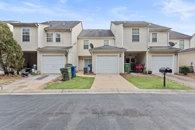 Building Photo - Wow! Fully renovated! Sought after communi...