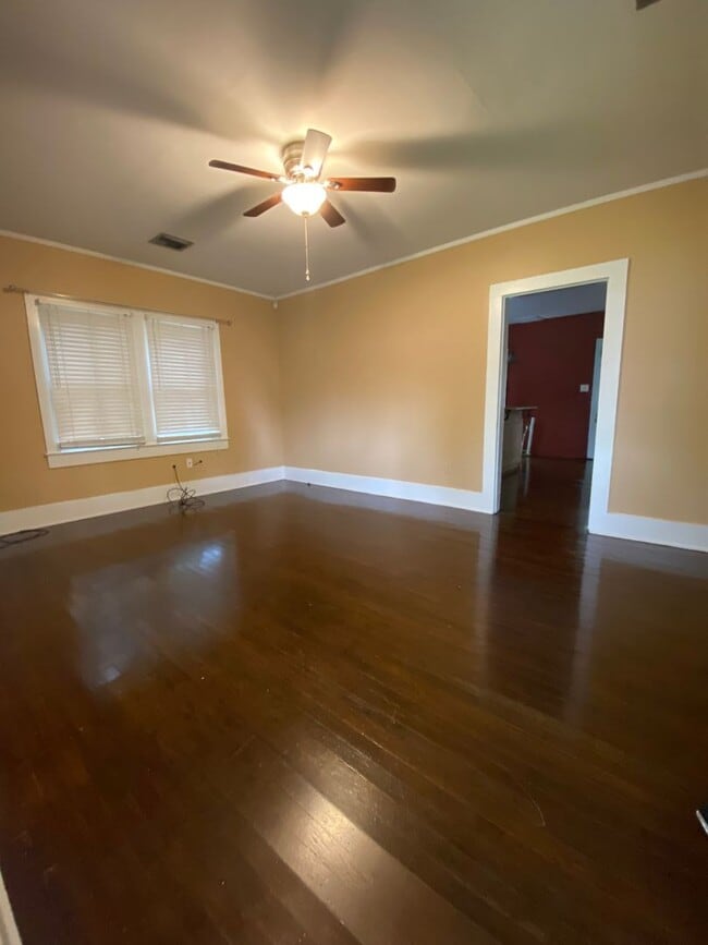 Building Photo - 2 bedroom 1 bath