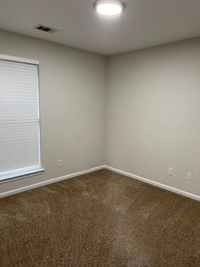 Foto del edificio - 245 Shady Oak Cir