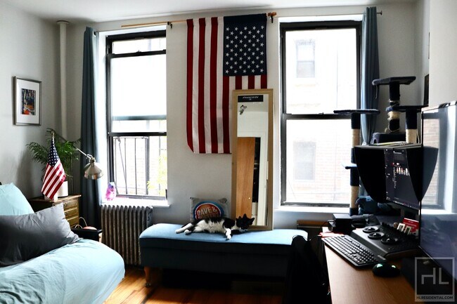 Building Photo - 259 E 10th St