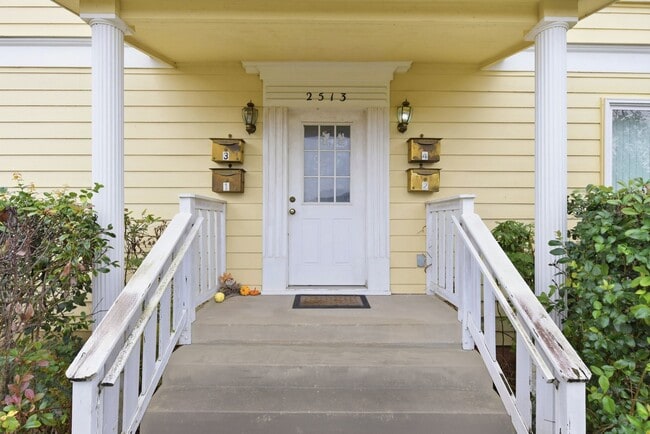 Building Photo - 2513 Shakespeare St